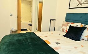 Exquisite Cosy 2-Bed Apartment In Salford