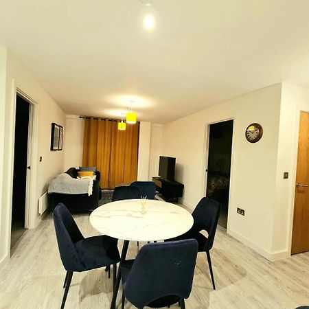 Exquisite Cosy 2-Bed Apartment In Salford Manchester Exterior photo