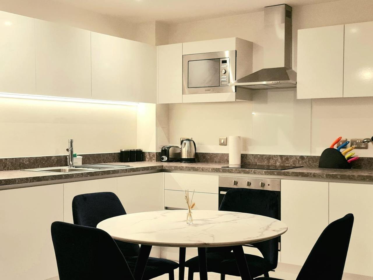 Exquisite Cosy 2-Bed Apartment In Salford Manchester Exterior photo