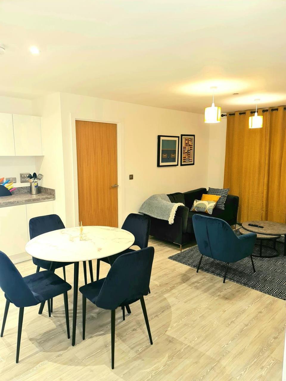 Exquisite Cosy 2-Bed Apartment In Salford Manchester Exterior photo